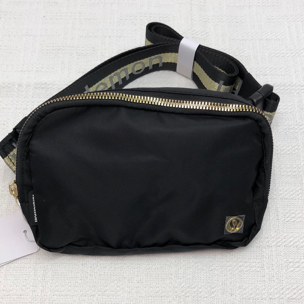 Lululemon Everywhere Belt Bag - Picture 1 of 5